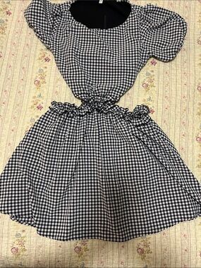Black & White la Lavon medium Mini skirt with attached top Puff Sleeves